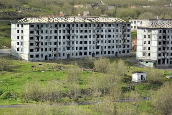 Arquitetura abandonada antigos locais de residência de cidadãos Norte da Rússia época do ano verão — Fotografia de Stock