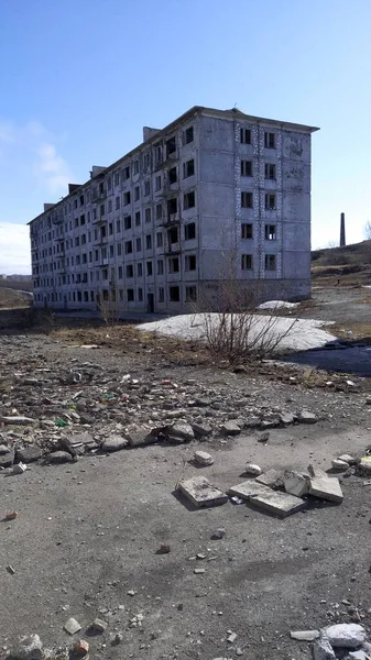 Arquitetura abandonada antigos locais de residência de cidadãos Norte da Rússia época do ano verão — Fotografia de Stock