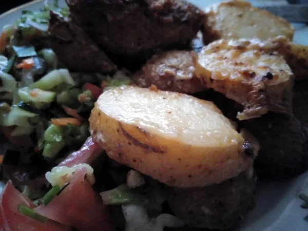 Comida deliciosa e saudável carne e batatas com legumes em um prato — Fotografia de Stock