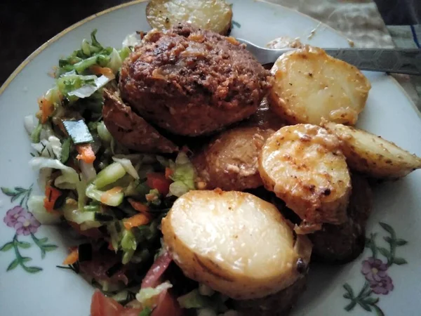 Comida deliciosa e saudável carne e batatas com legumes em um prato — Fotografia de Stock