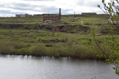 Rusya 'nın manzaraları. Nehir yıl başına doğru akar.