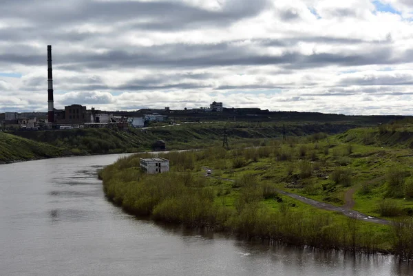 Paisajes de Rusia el río desemboca en el cambio de año verano —  Fotos de Stock