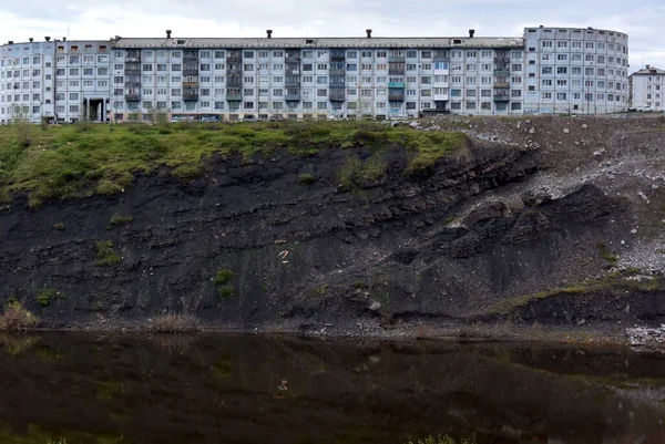 Paisagens verdes verão, longe desenvolvimento urbano da cidade. A cidade de Vorkuta Rússia — Fotografia de Stock