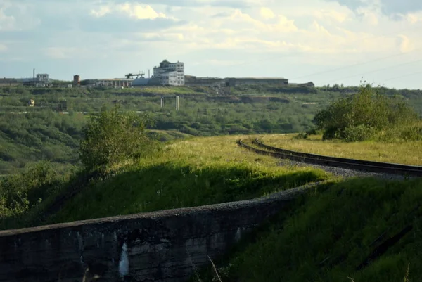 ロシアの暑い夏の鉄道風景。高品質の写真 — ストック写真