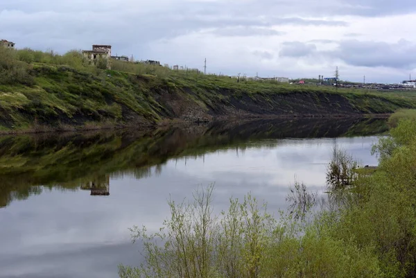 Naturaleza de Rusia sobre el fondo del río y el puente y objetos arquitectónicos —  Fotos de Stock