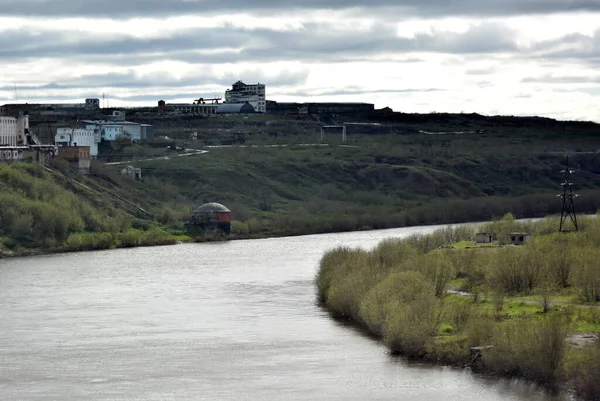 Paesaggi della Russia il fiume scorre verso la fine dell'estate anno — Foto Stock
