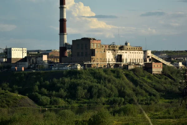 Nyári tájak mező Oroszország szakadék a távolban a horizonton szénbánya — Stock Fotó
