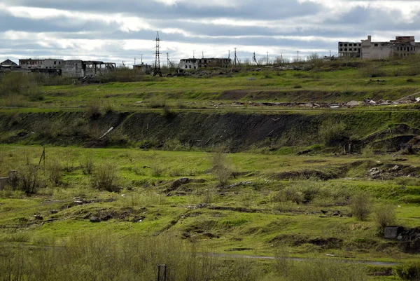 Summer landscapes field of Russia ravine in the distance on the horizon coal mine — Stock Photo, Image