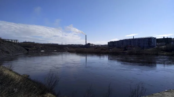 Natura della Russia sullo sfondo del fiume e ponte e oggetti architettonici — Foto Stock