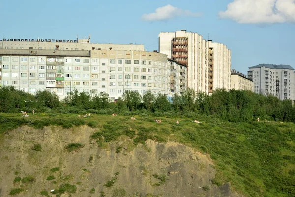Paisagens verdes verão, longe desenvolvimento urbano da cidade. A cidade de Vorkuta Rússia — Fotografia de Stock