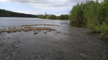 Rusya 'nın doğası nehir, köprü ve mimari nesnelerin arka planına karşı