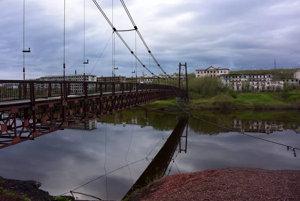 강, 다리, 건축 자재들과 맞서는 러시아의 본성 — 스톡 사진