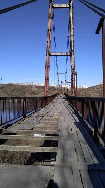 Paisajes jugosos brillantes de Rusia vista del río y el puente peatonal suspensión — Foto de Stock