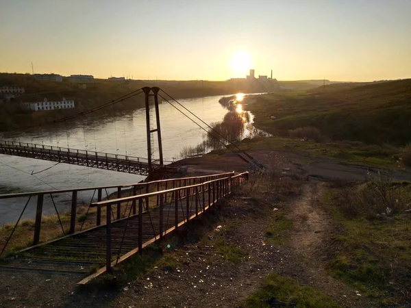 Fotografia manuale della riva del fiume e ponte con paesaggi tramonto della Russia — Foto Stock