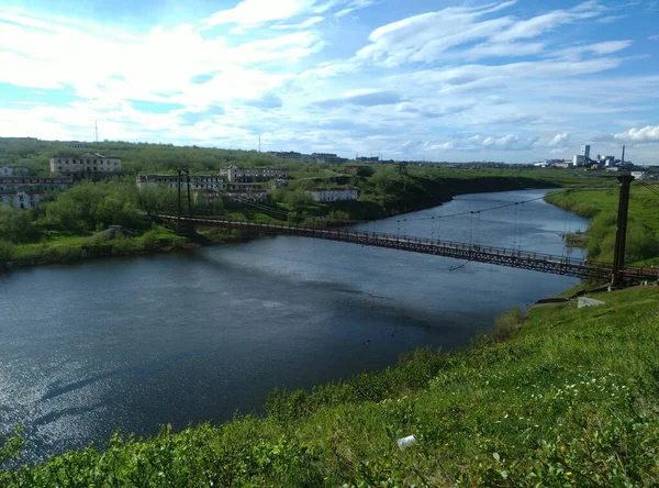 ロシアの風景川は夏の訪れを告げ — ストック写真