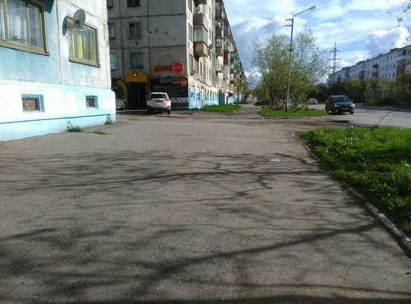 Городские улицы России пятиэтажный жилой район — стоковое фото