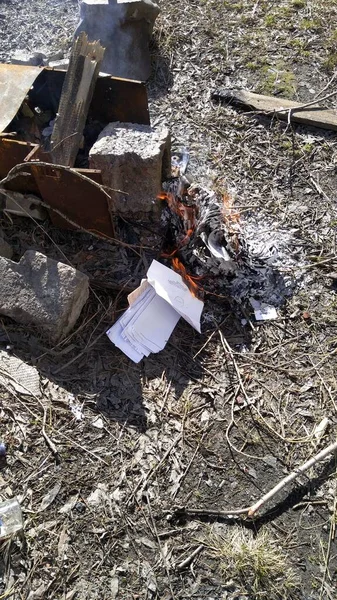 Recreação ao ar livre acendendo um fogo e churrasco — Fotografia de Stock