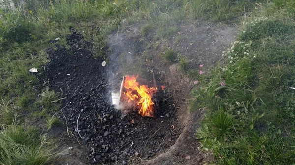 Açık hava eğlencesi ateş ve barbekü yakıyor. Stok Resim