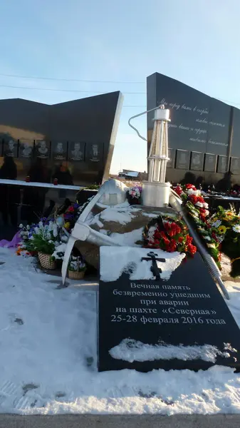 Monument över fallna gruvarbetare som bröt kol i norra Ryssland — Stockfoto