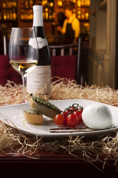 Mozzarella peyniri, domates ve şarap