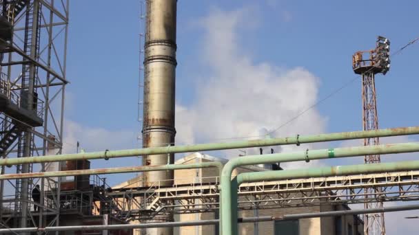 Rauch aus Schornsteinen in Zuckerfabrik — Stockvideo