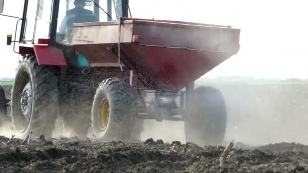 Tractor fertilizing field — Stock Video