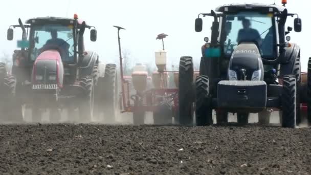 Tractores y sembradoras sembradoras — Vídeo de stock