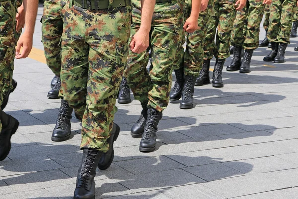 Militaire troepen marcheren — Stockfoto