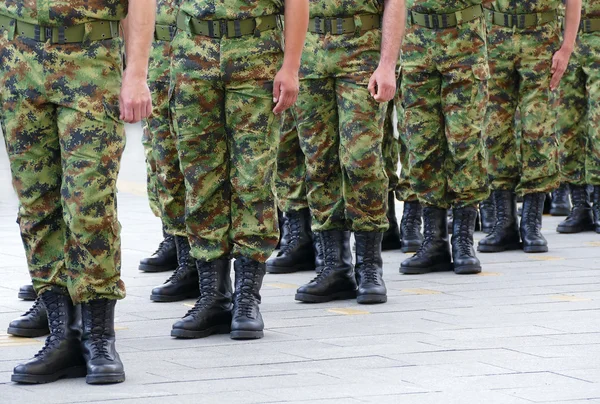 Leger, soldaten in de rij staan — Stockfoto