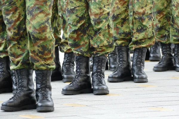 Armén, soldater stå i kö — Stockfoto