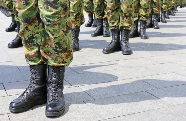 Armén, soldater stå i kö — Stockfoto