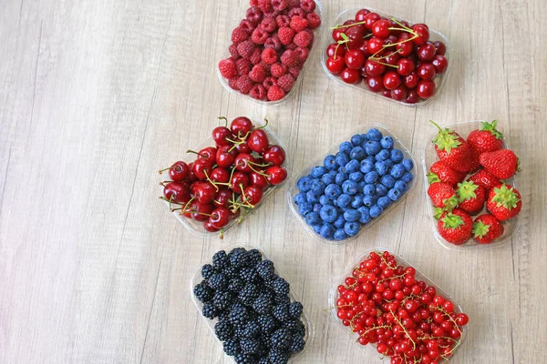 Fresh Berries Wooden Background Strawberry Blueberry Raspberry Blackberry Cherry Red — Stock Photo, Image