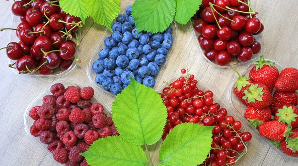 Fresh Berries Wooden Background Strawberry Blueberry Raspberry Blackberry Cherry Red — Stock Photo, Image