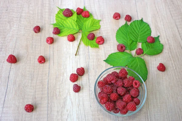 Fresh Raspberries Wooden Background Close Berries Juicy Ripe Fruit Leaves — Stock Photo, Image