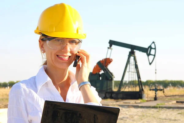 Ingeniera Exitosa Con Cuaderno Control Operación Bomba Aceite Primer Plano — Foto de Stock