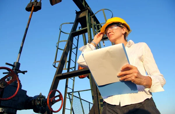 Erfolgreiche Ingenieurin Mit Klemmbrett Steuert Den Betrieb Der Ölpumpe Niedrigen — Stockfoto