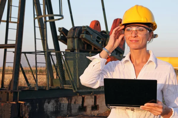 Ingeniera Exitosa Con Cuaderno Control Operación Bomba Aceite Primer Plano — Foto de Stock