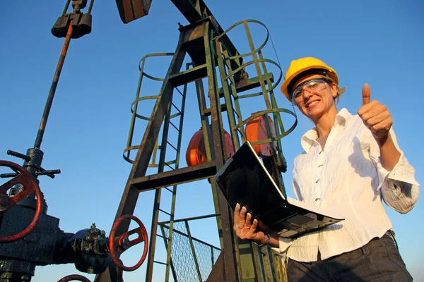 Успешная Женщина Инженер Ноутбуком Управления Работой Нефтяного Насоса Низкий Угол — стоковое фото