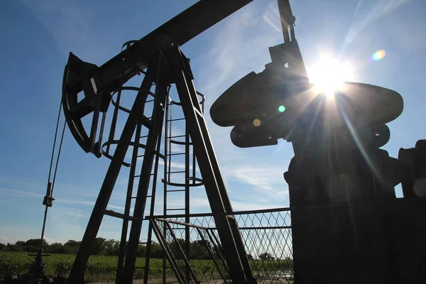 Silhuett Oljepump Jack Ett Fält Och Solen Himlen — Stockfoto