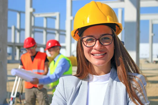 Ευτυχισμένη Όμορφη Γυναίκα Αρχιτέκτονας Στο Εργοτάξιο Χαμογελάει Και Είναι Ικανοποιημένη — Φωτογραφία Αρχείου