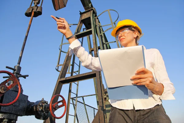 Ingeniera femenina en campo petrolero — Foto de Stock