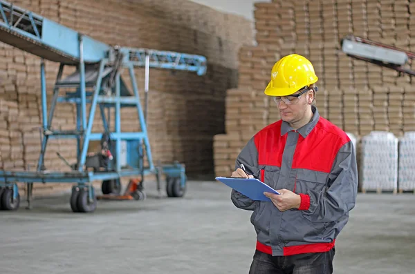 Worker in warehouse — Stock Photo, Image