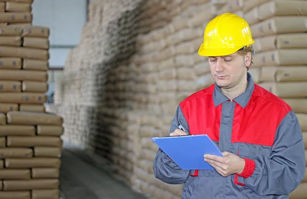 Arbeiter im Lager — Stockfoto