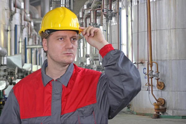 Industrieel werker in een fabriek — Stockfoto