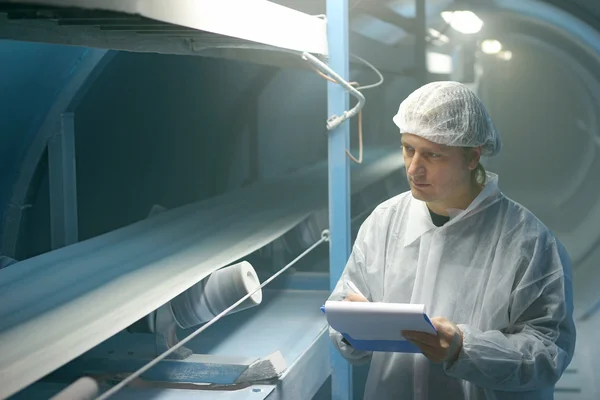 İşçi şeker kalitesini kontrol eder.