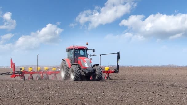 Tractor sowing and cultivating field — Stock Video