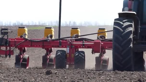 Plantação de trator e semeador Cultivos — Vídeo de Stock