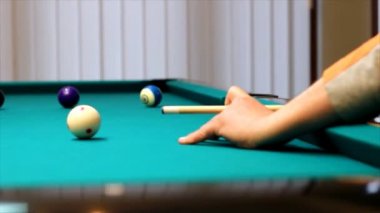 Bilardo oynayan adam