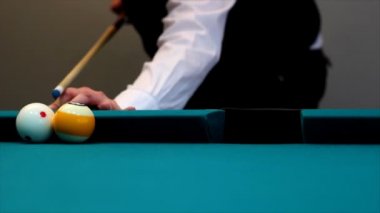 Bilardo oynayan adam