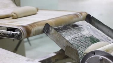 Fırında ekmek var.